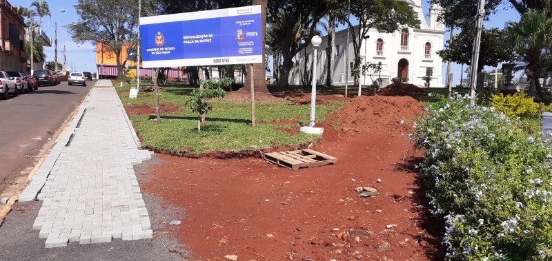 São Manuel: praça da Igreja Matriz recebe novo calçamento