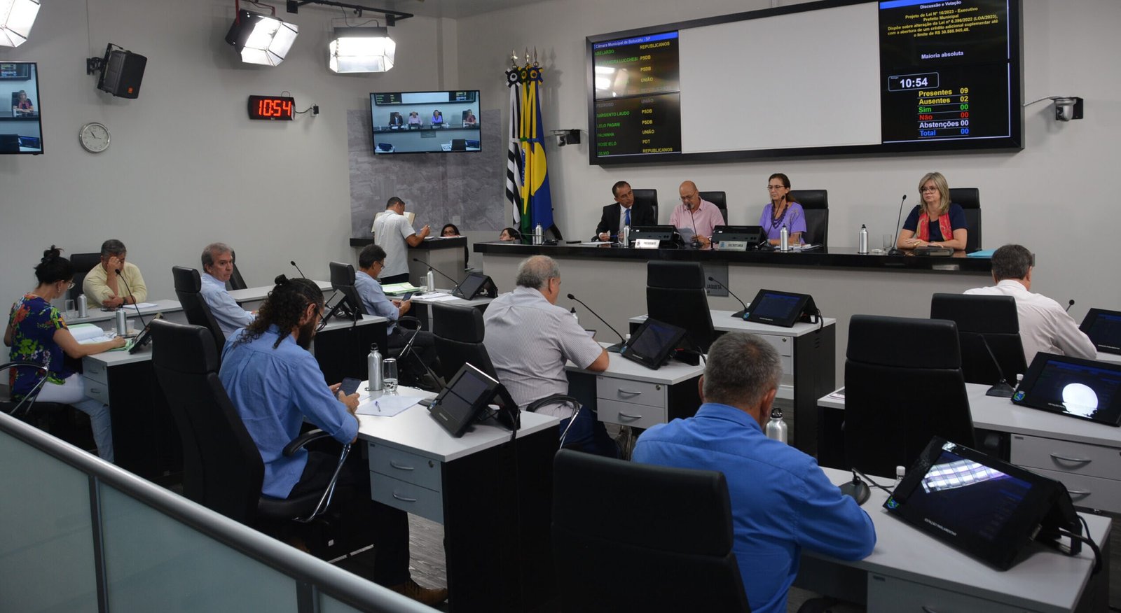 Vereadores aprovam adequação de lei de licitações e alterações no orçamento municipal