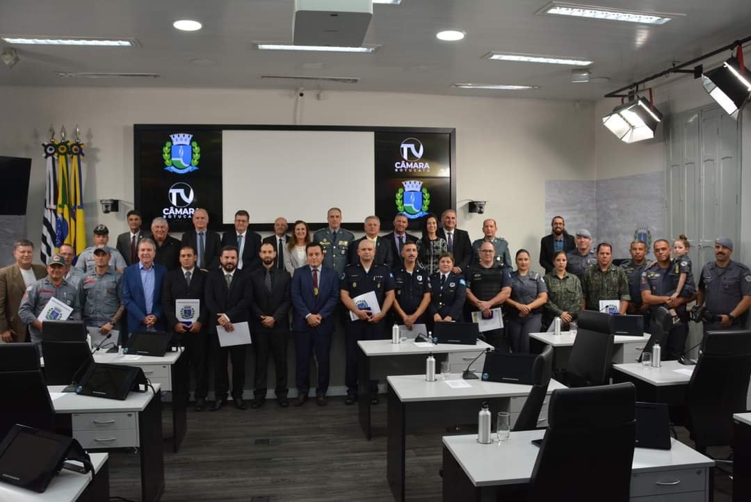 Câmara de Botucatu homenageia agentes de segurança pública