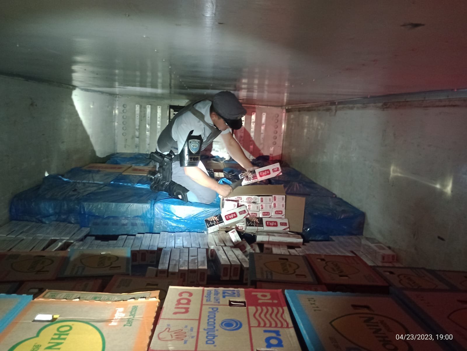 Polícia apreende 100 mil maços de cigarros contrabandeados escondidos em caixas de leite