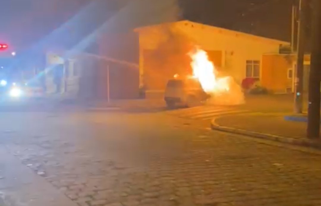 Carro fica destruído após incêndio; assista o vídeo: