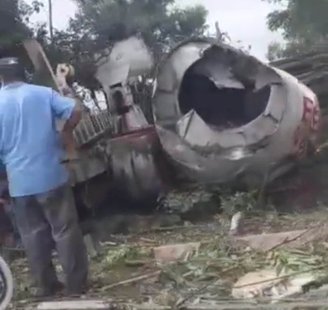 Caminhão betoneira tomba em rodovia próxima a Vitoriana