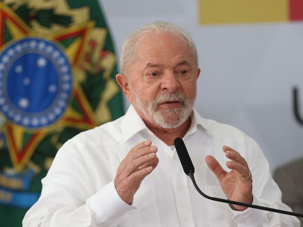 Lula anuncia política de reajuste do salário mínimo e isenção de IR