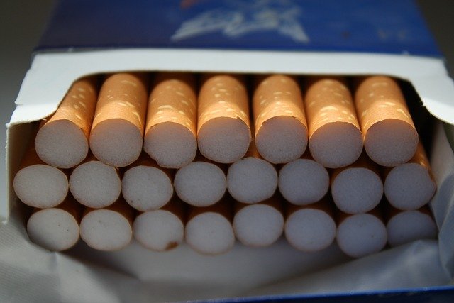 Deputados aprovam proibição da venda de cigarro perto de escolas