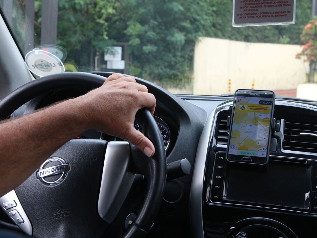 Estudo aponta que trabalhar grandes períodos dentro do carro pode trazer danos à saúde