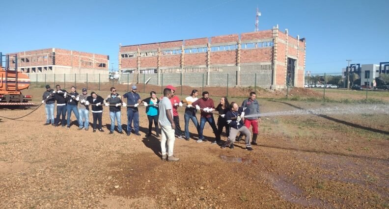 São Manuel: funcionários de escolas são treinados para combate a incêndios