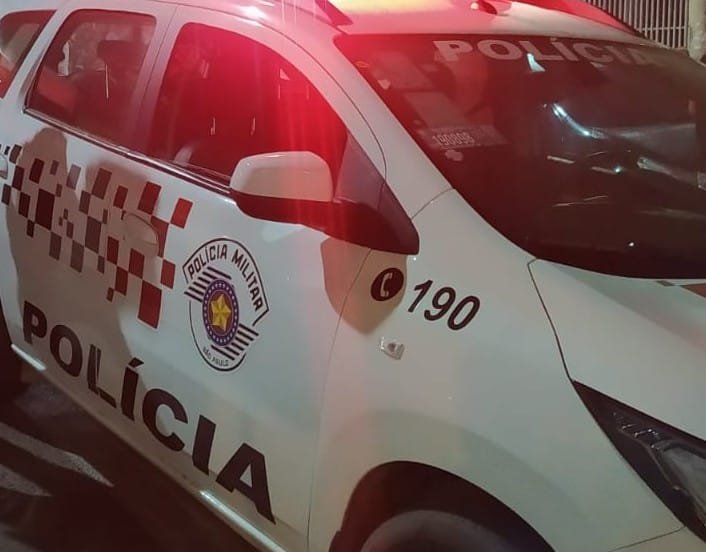Mulher é presa por esfaquear marido após discussão