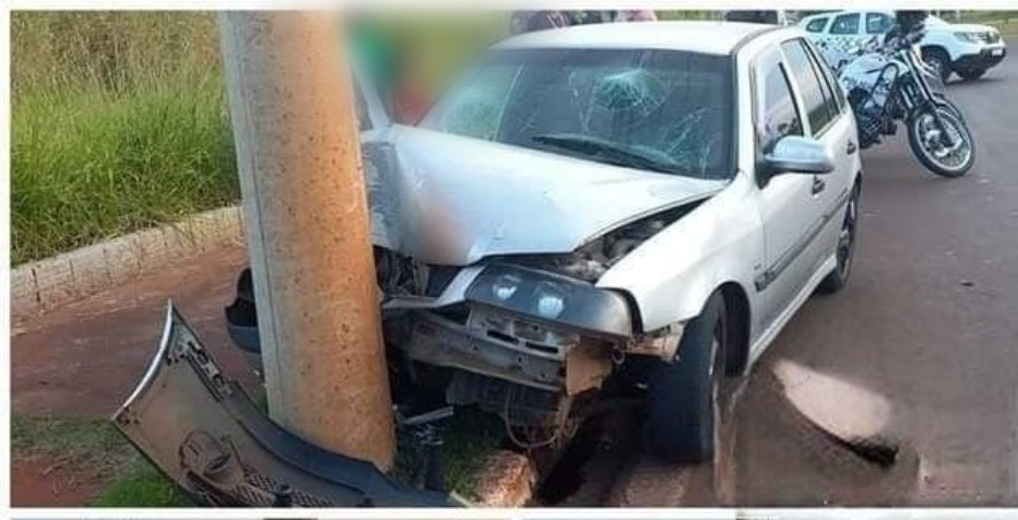 Criança escapa ilesa após carro bater contra poste
