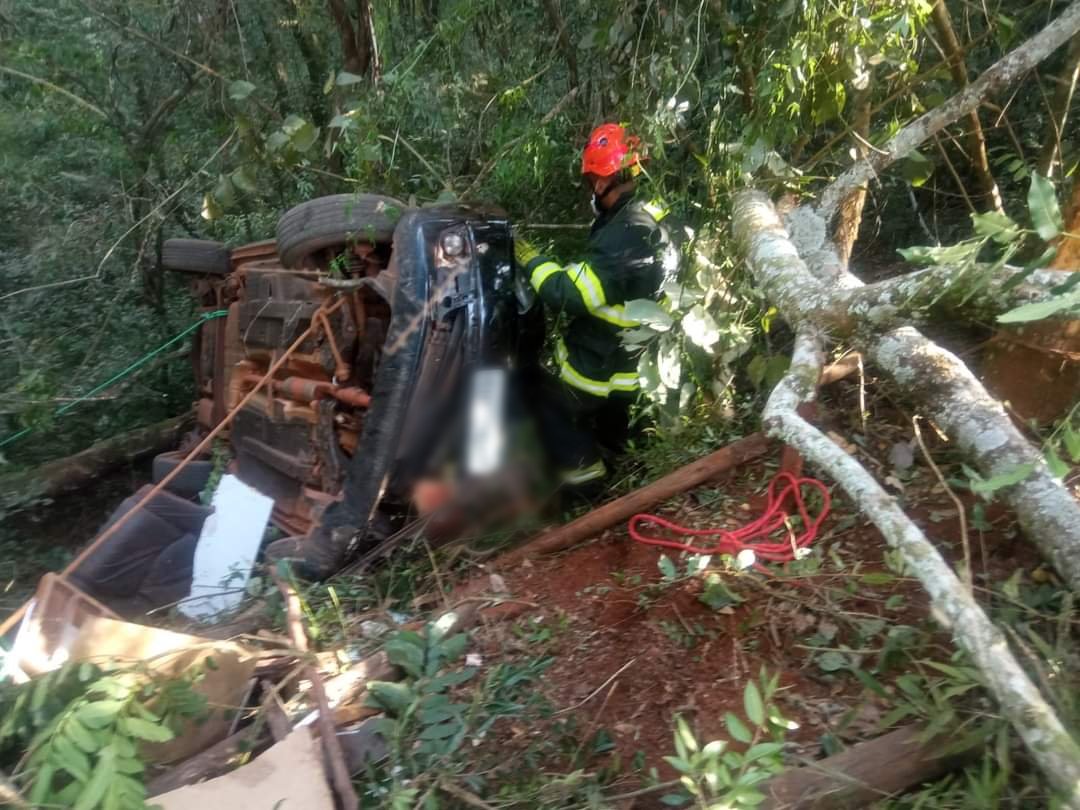 Carro despenca em barranco após acidente