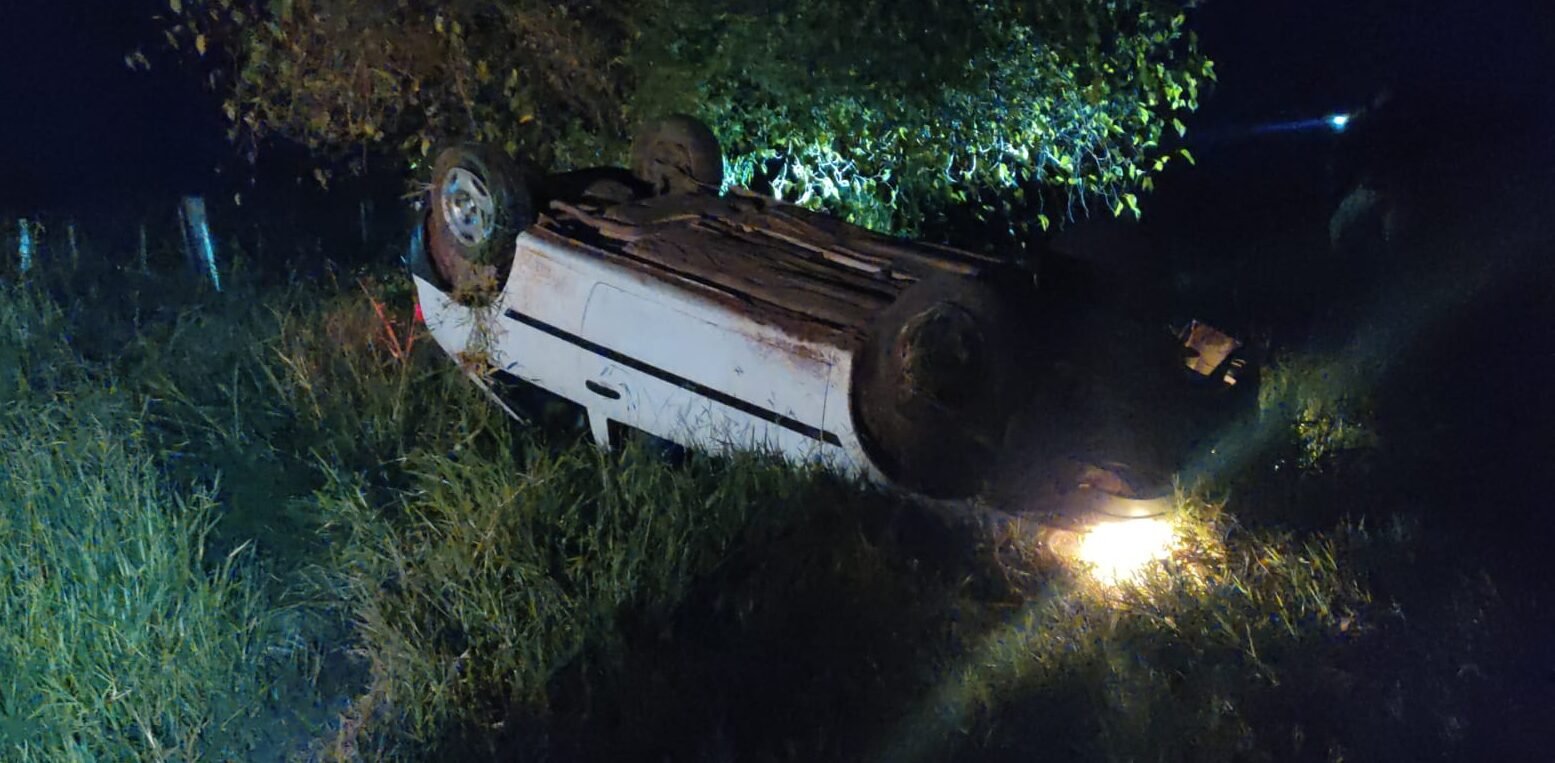 Motorista tenta fugir da polícia, capota o carro e acaba presa por tráfico