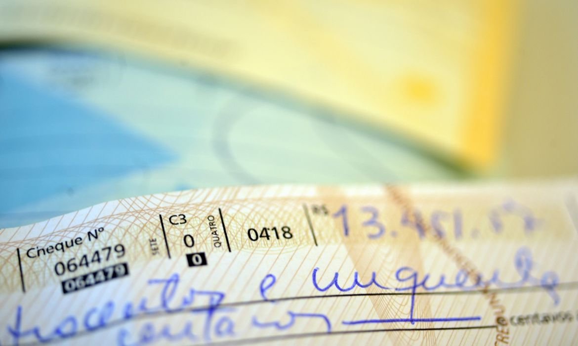 Uso de cheque por brasileiros cai 97% desde 1995