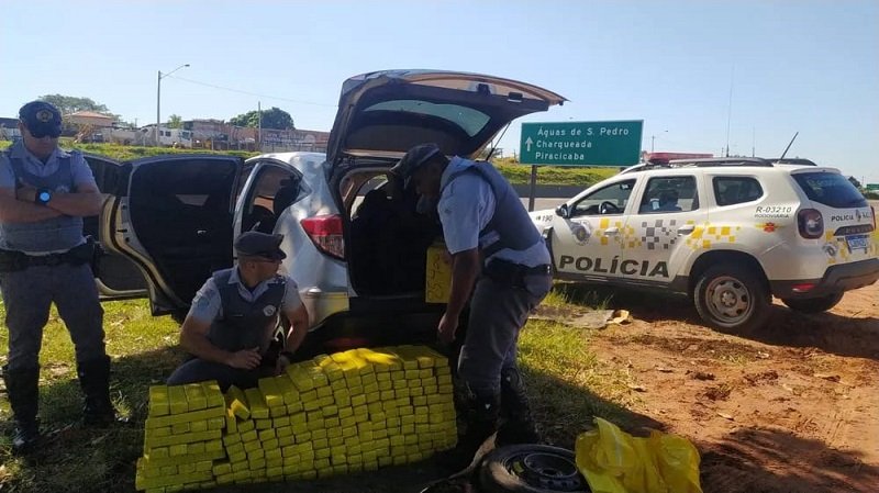 Polícia prende homem com 250 tijolos de maconha
