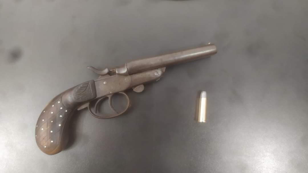 Homem é preso por ameaçar de morte pai da ex e disparar arma na rua