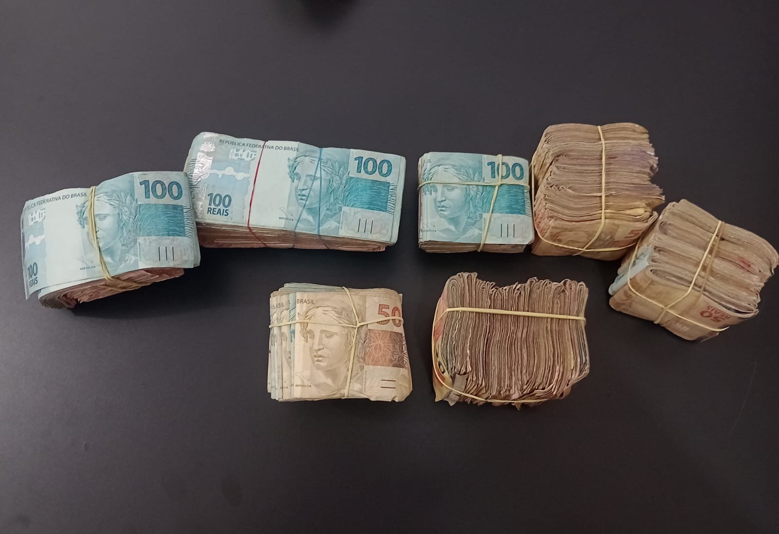 Polícia apreende R$ 70 mil transportados em fundo falso de carro