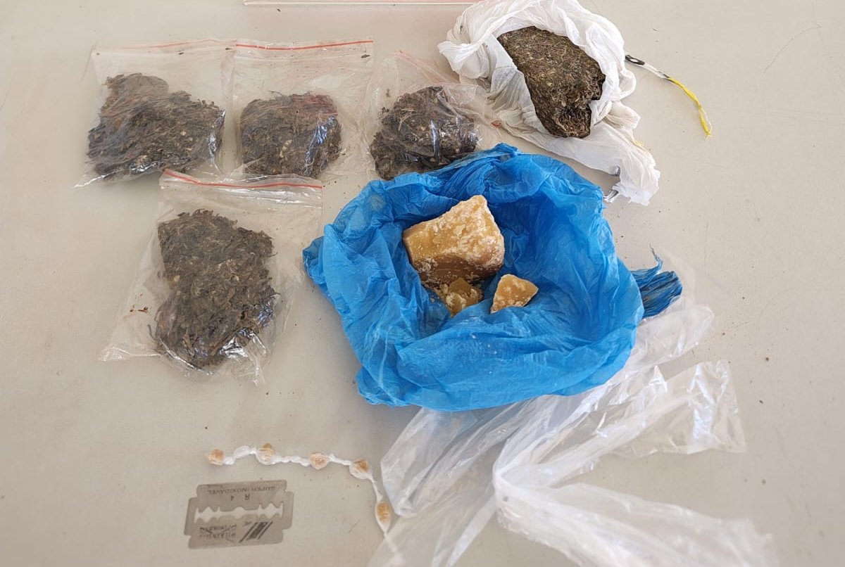 Dupla é presa por tráfico; droga era escondida em terreno baldio