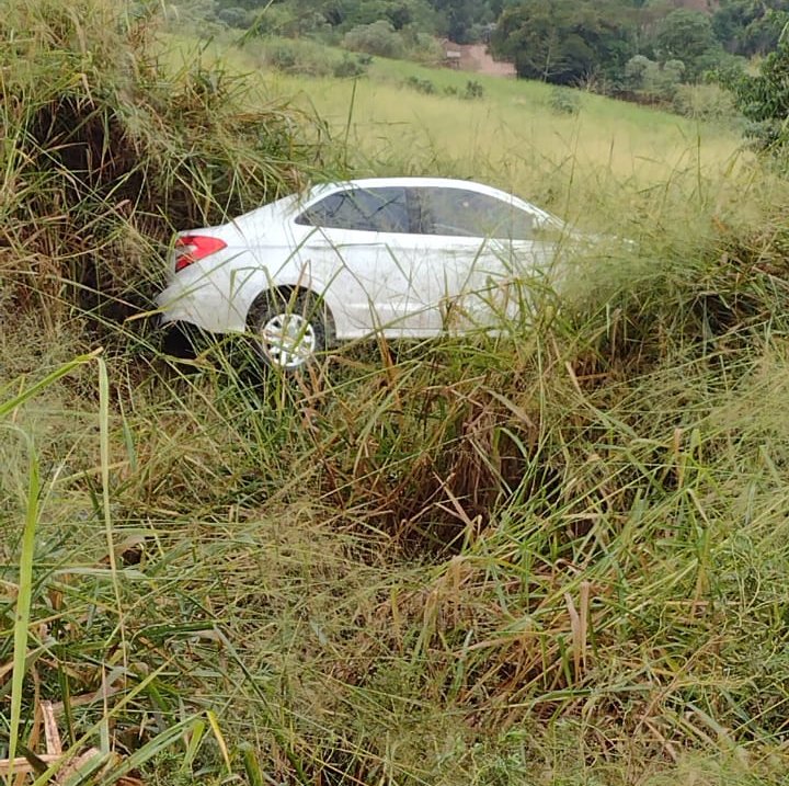 Carro cai em ribanceira em rodovia da região