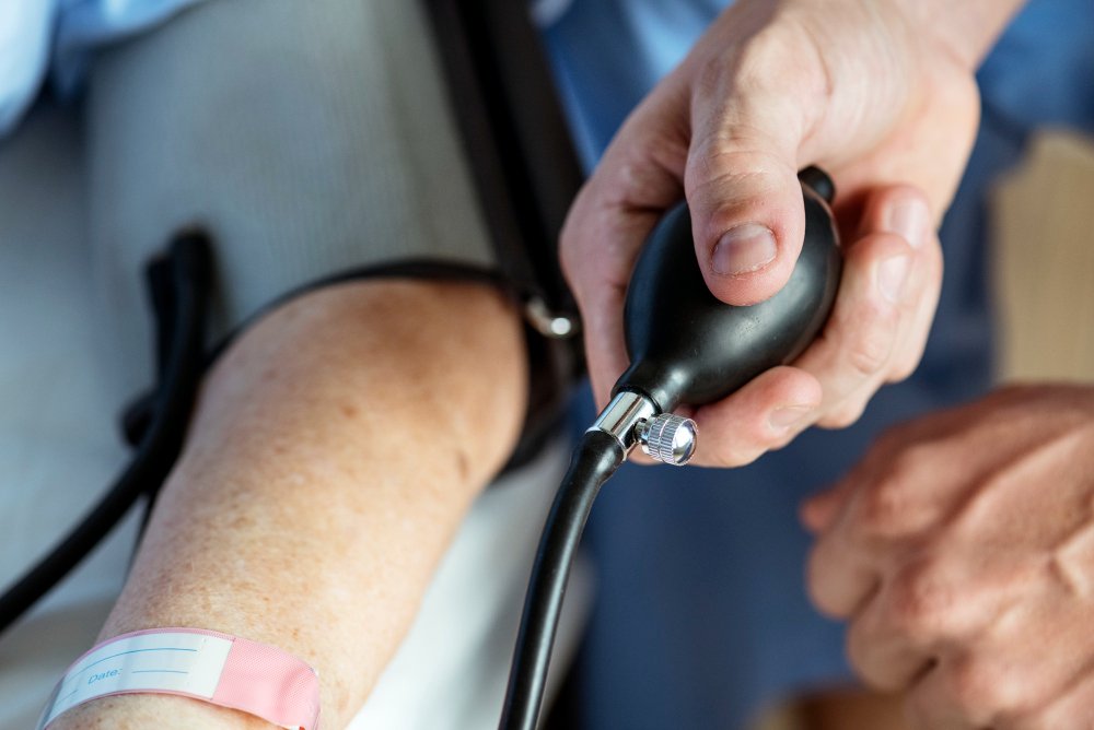 Hipertensão na idade adulta aumenta risco de demência na velhice