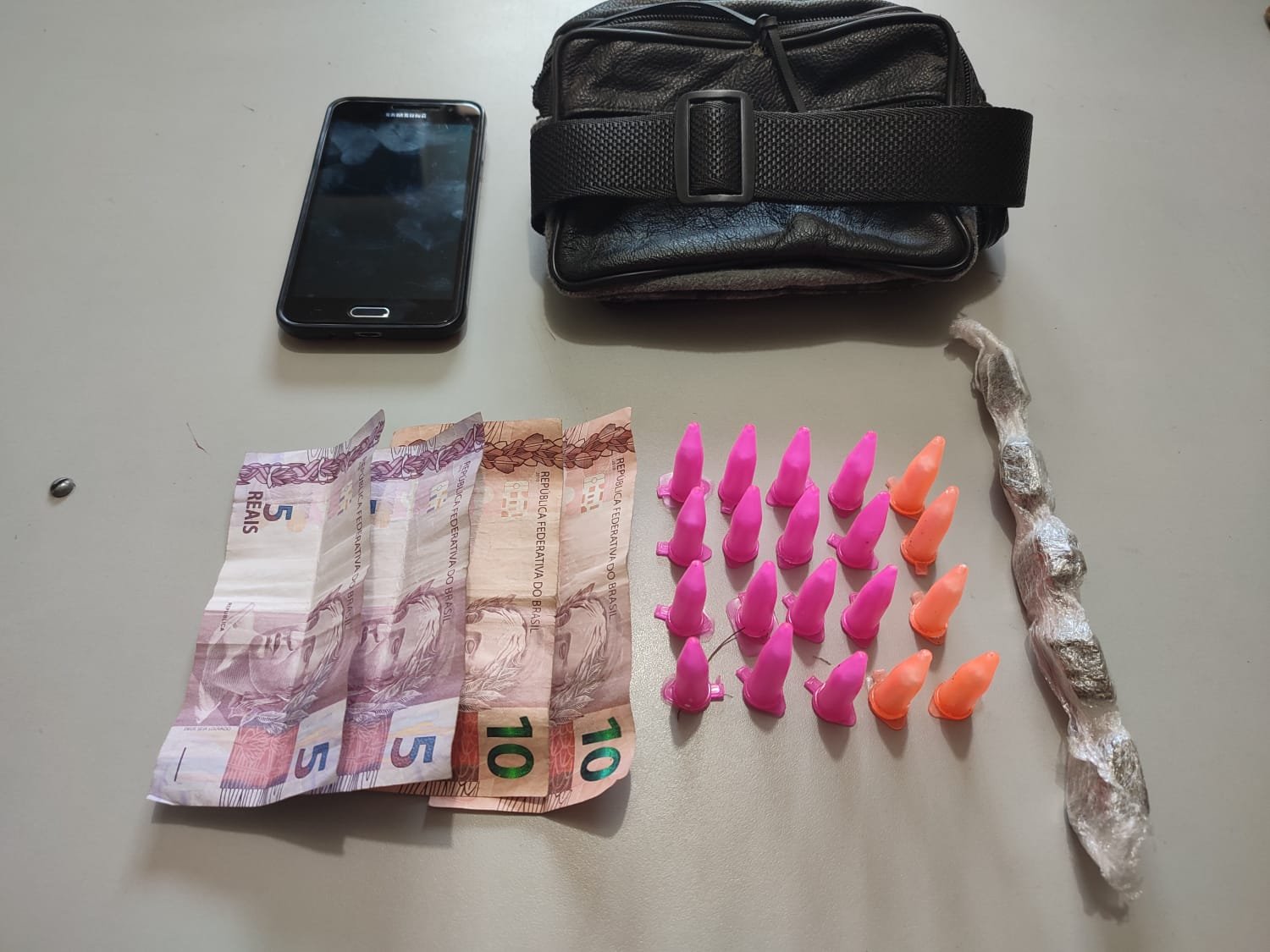 Homem é flagrado com drogas em pochete