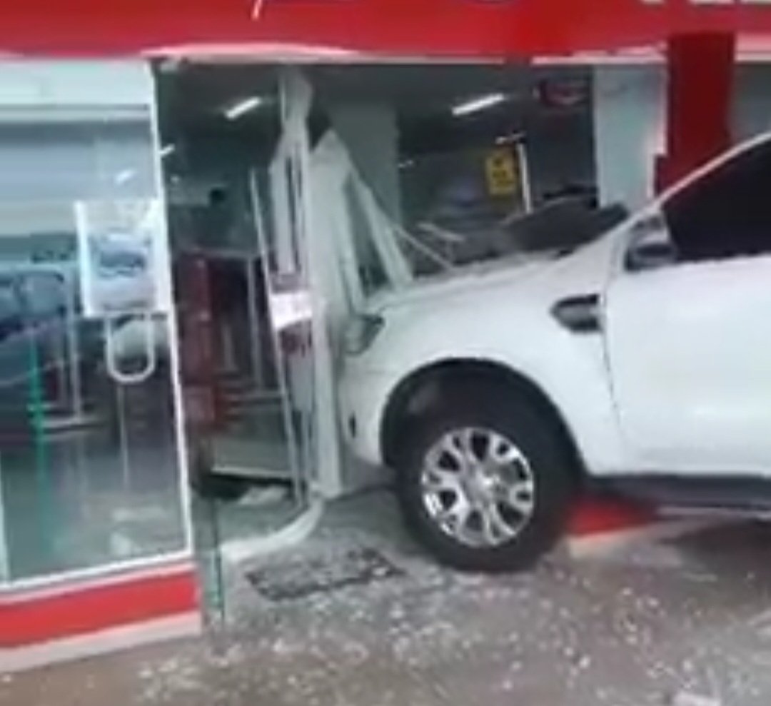 Motorista perde controle de direção e caminhonete invade loja