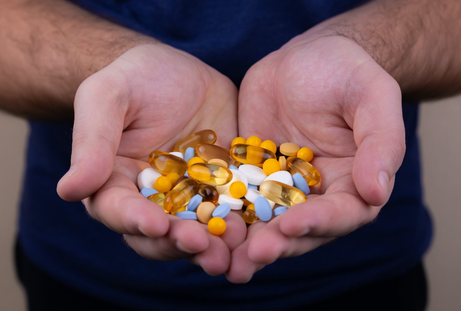 Saiba quais os riscos de tomar vitaminas por conta própria