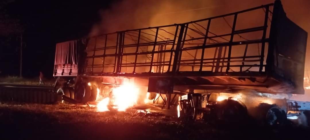 Colisão entre carretas provoca duas mortes