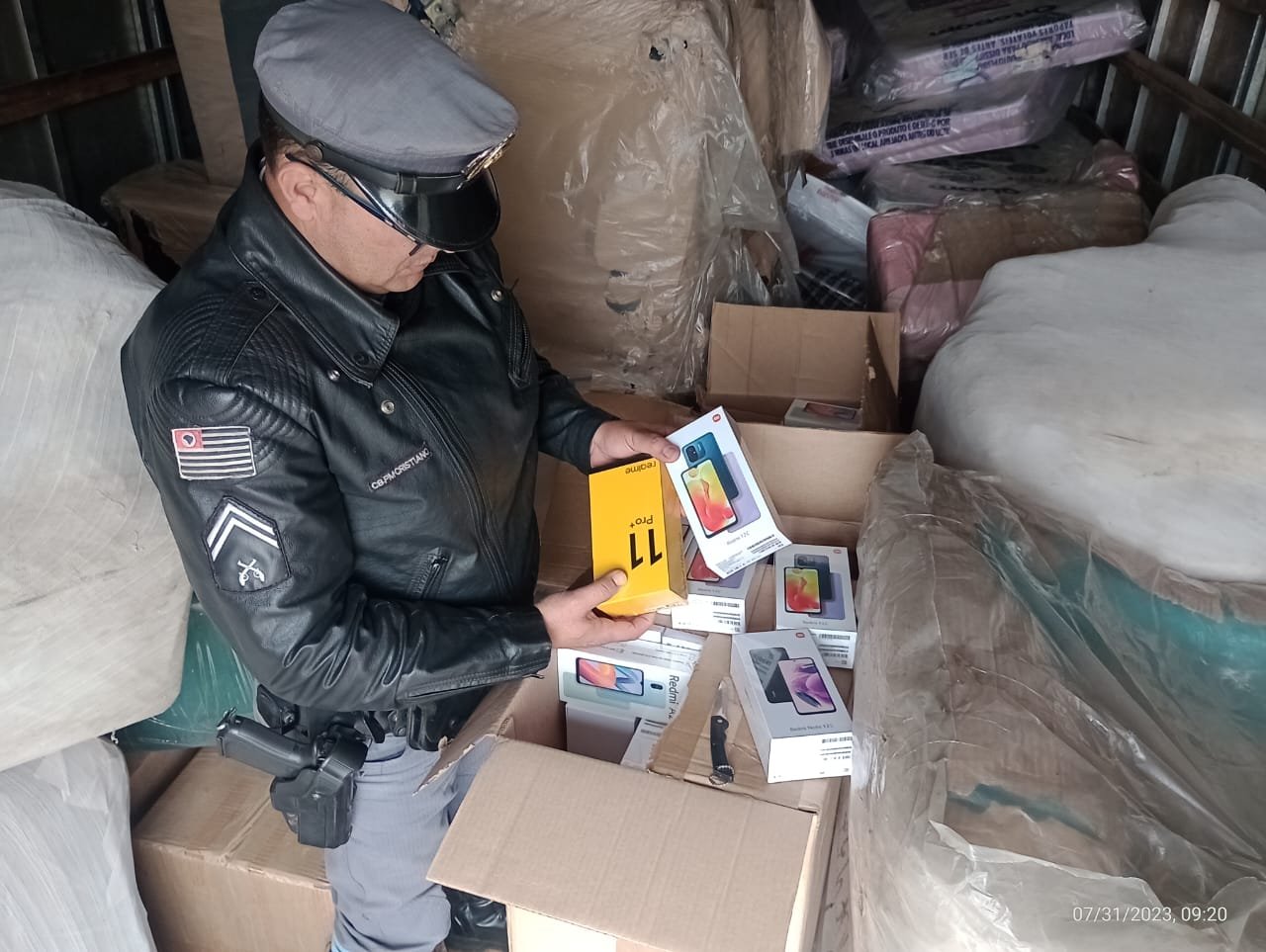 Caminhão transportava maconha e 4 mil equipamentos eletrônicos de descaminho