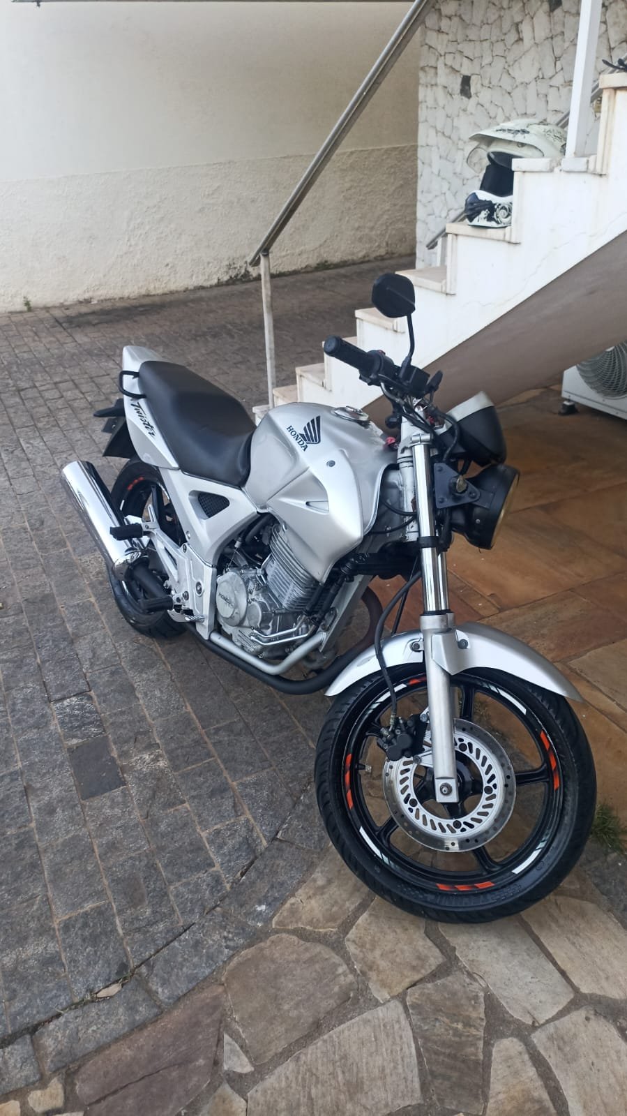 Polícia recupera moto furtada e prende dois por receptação