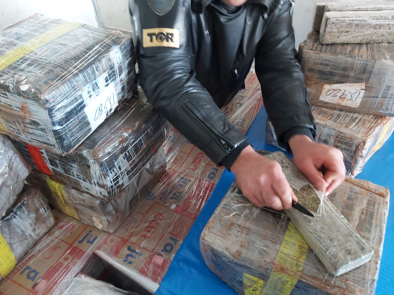 Casal é preso por transportar droga entre caixas de leite