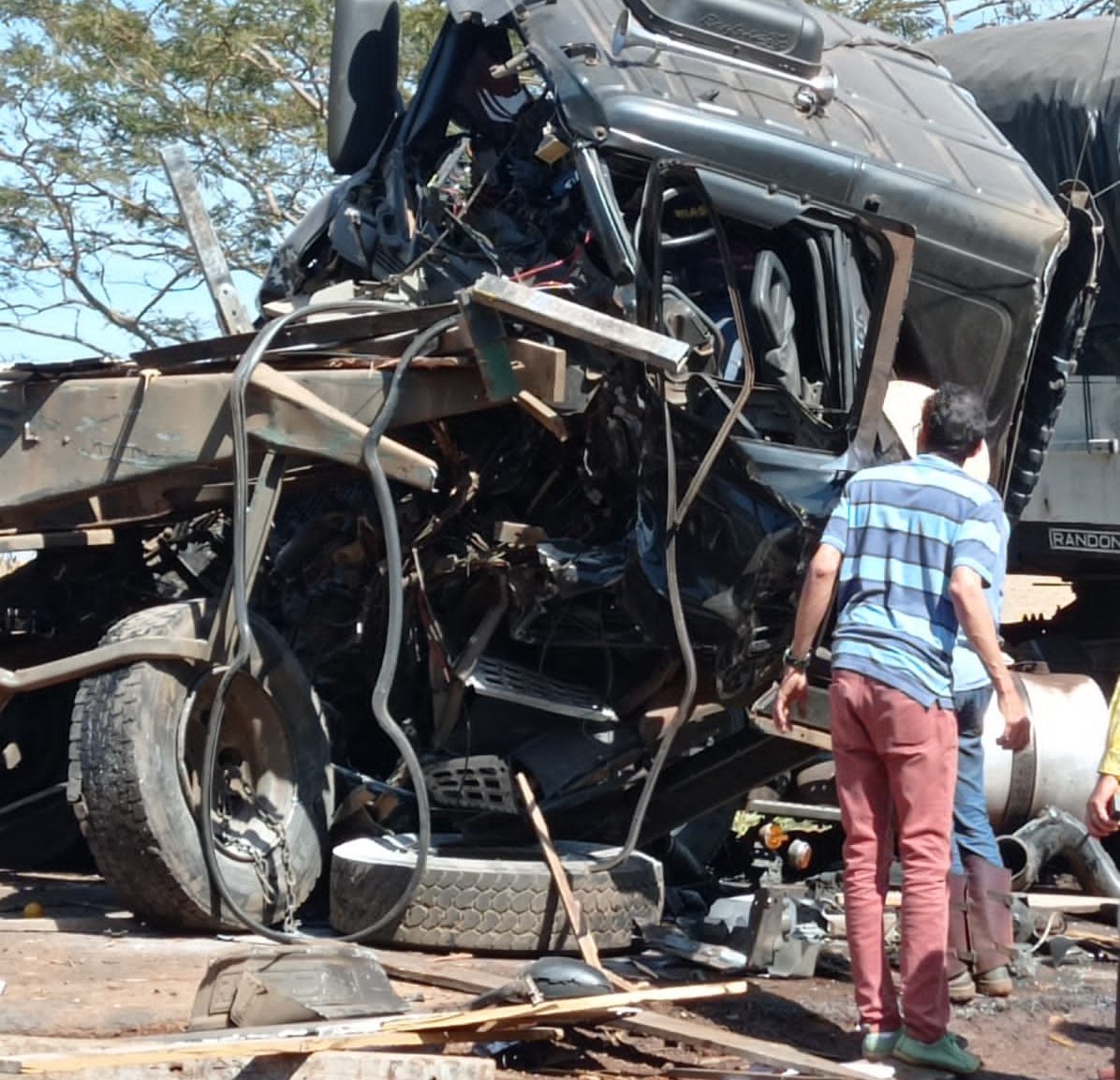 Caminhoneiro sai ileso de acidente entre carretas