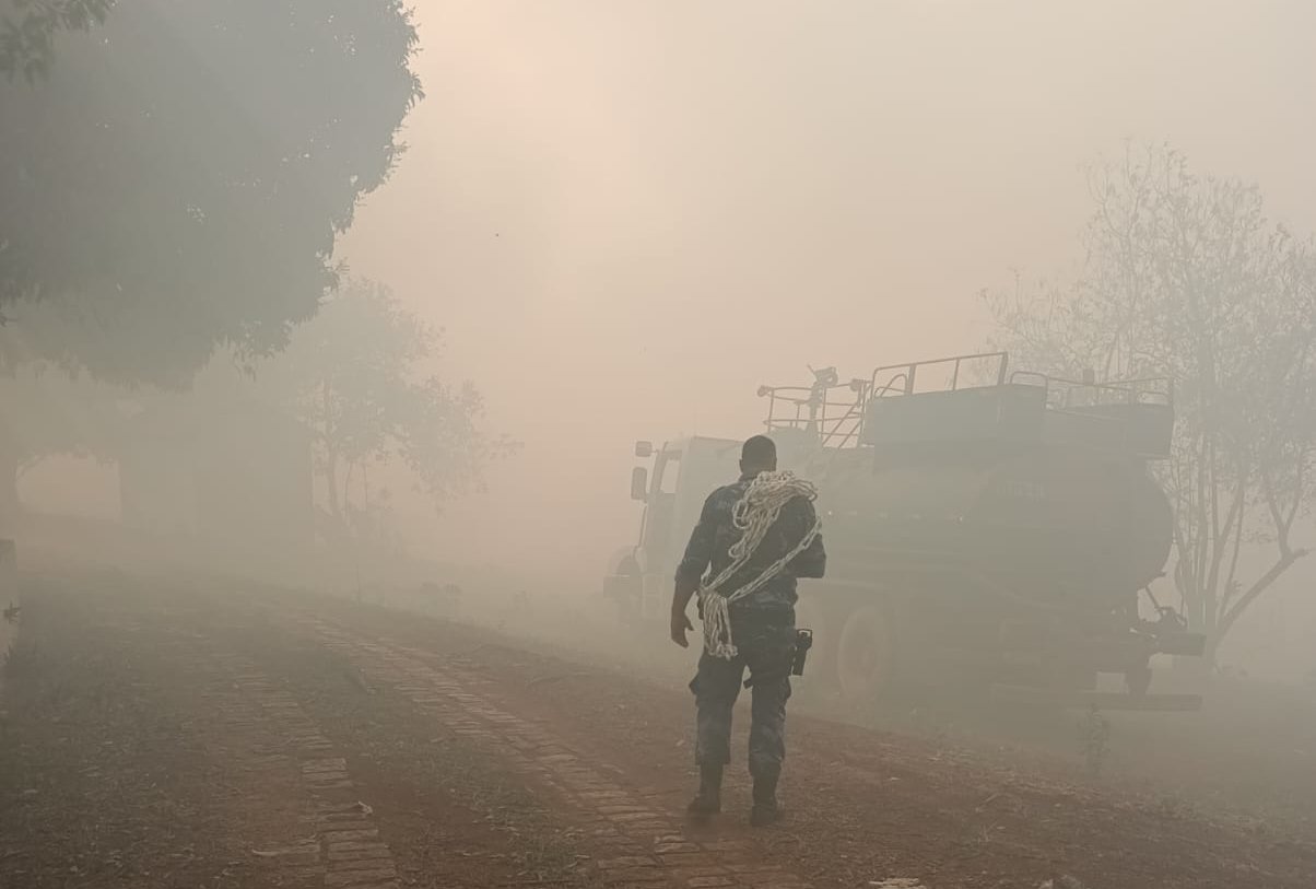Incêndio provoca evacuação em escola e fumaça atinge asilo