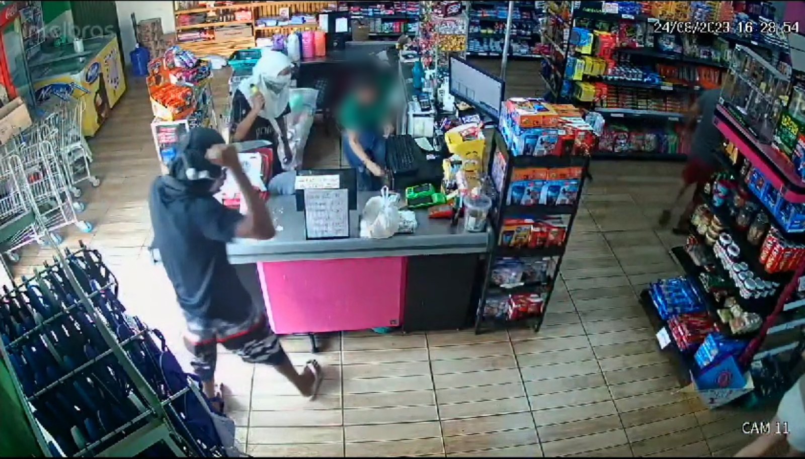 Dupla invade, ameaça funcionária com faca e rouba mercado