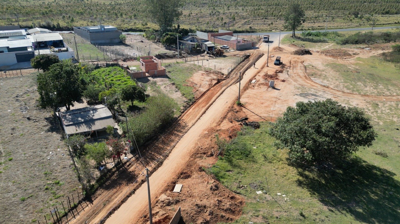 Ruas do Jardim Boas Ares e Bela Vista recebem asfalto
