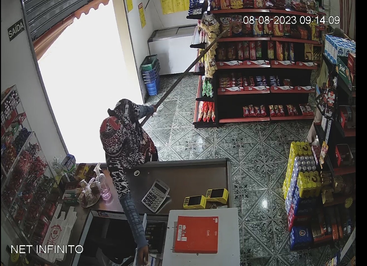 Ladrão é preso 20 minutos depois de roubar mercado