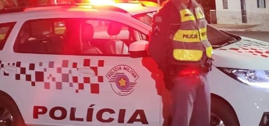 Mulher é presa ao esfaquear o marido após agressão doméstica