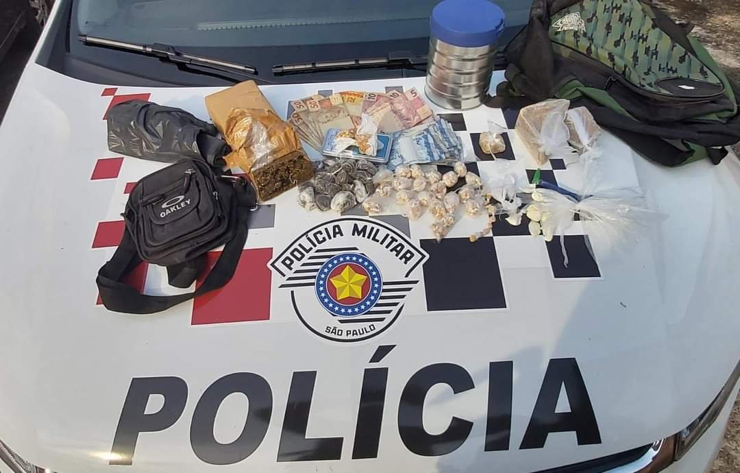 Suspeito invade casa para se esconder da PM, mas acaba preso por tráfico