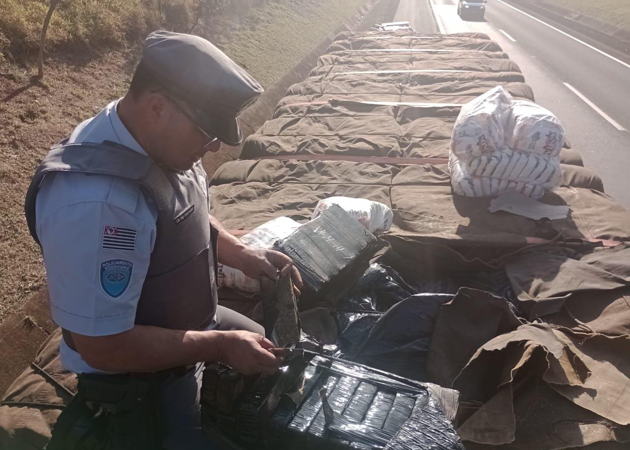 Polícia apreende 2 toneladas de maconha escondidas em carga de farinha