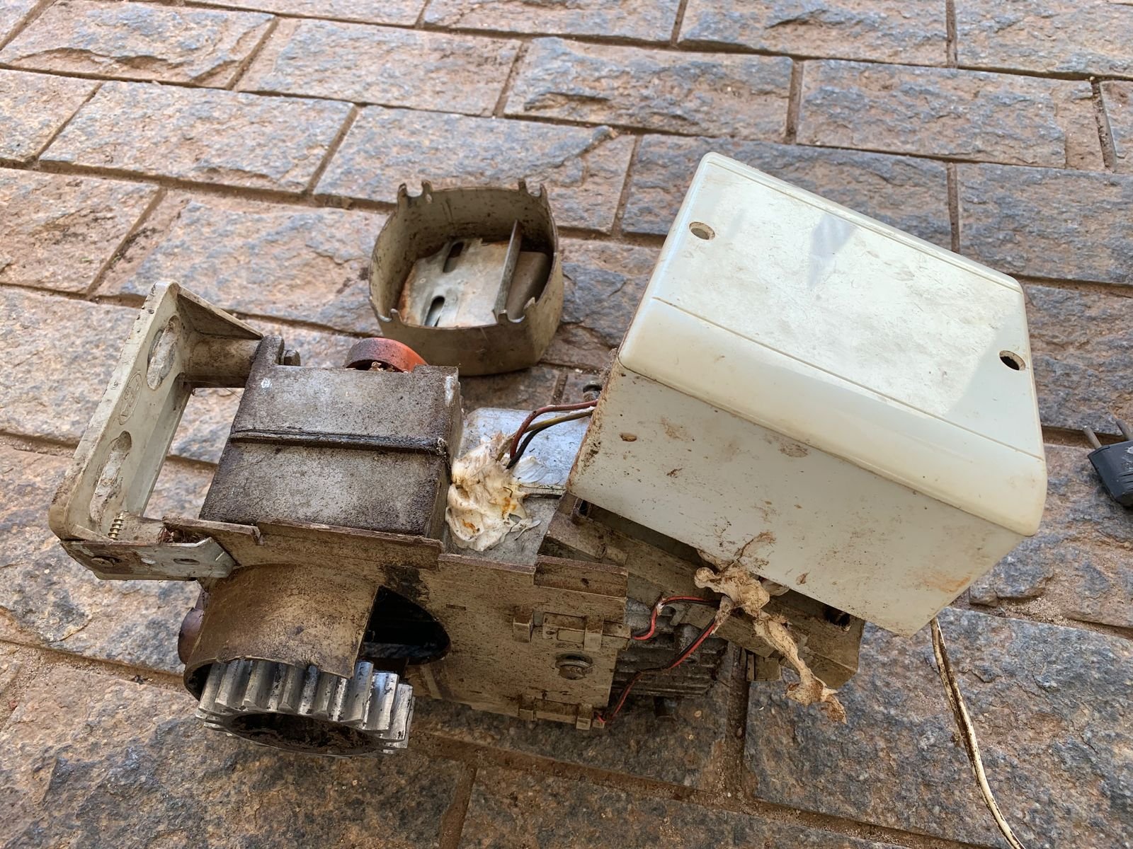 Homem é preso ao furtar motor de portão eletrônico