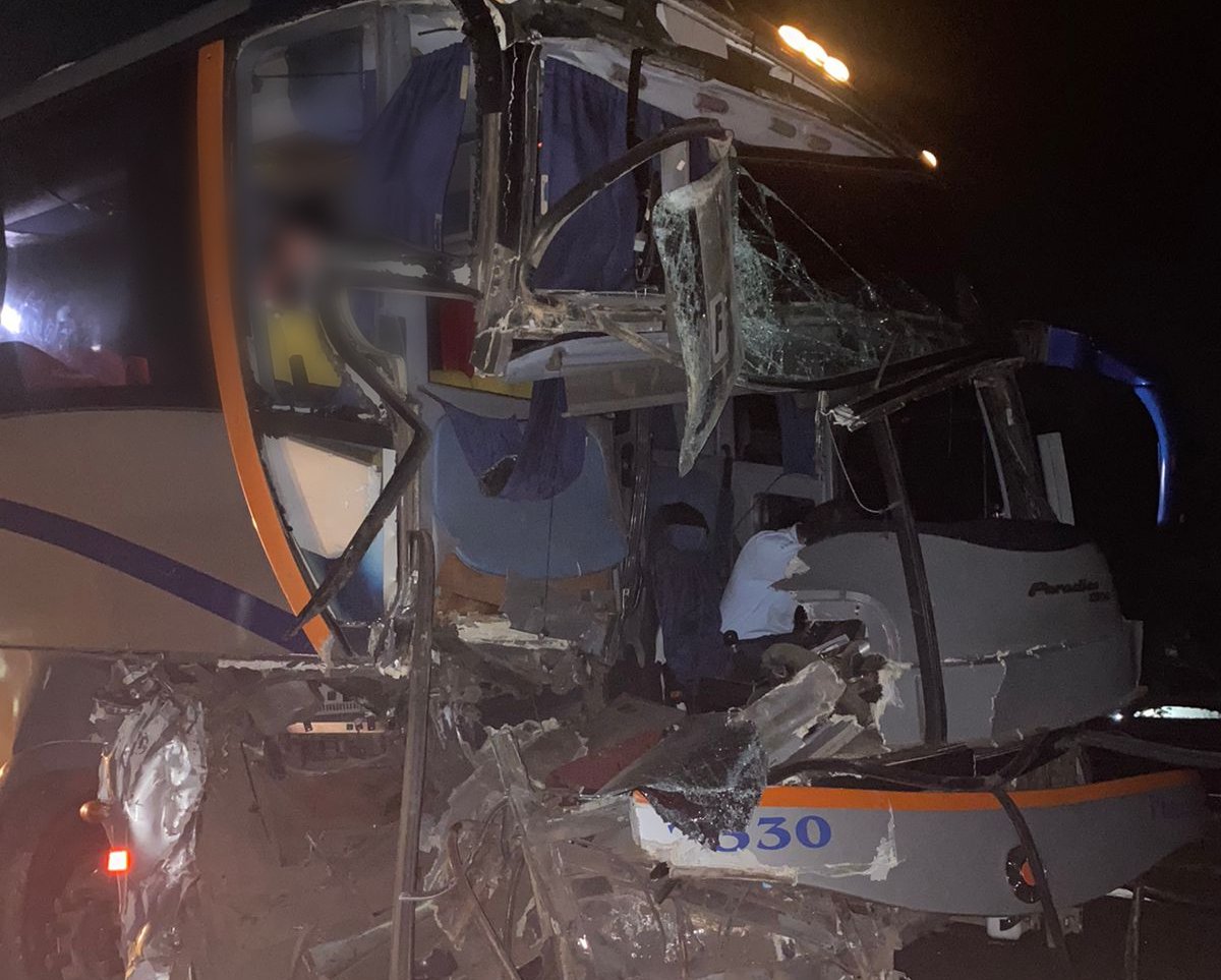 Ônibus que transportava estudantes colide contra carreta na Marechal Rondon