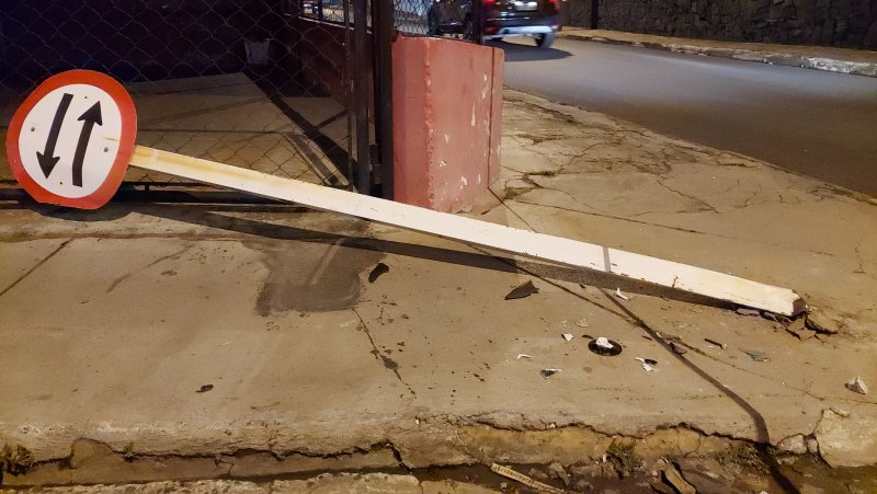 Motociclista morre após colidir e ser prensado contra poste