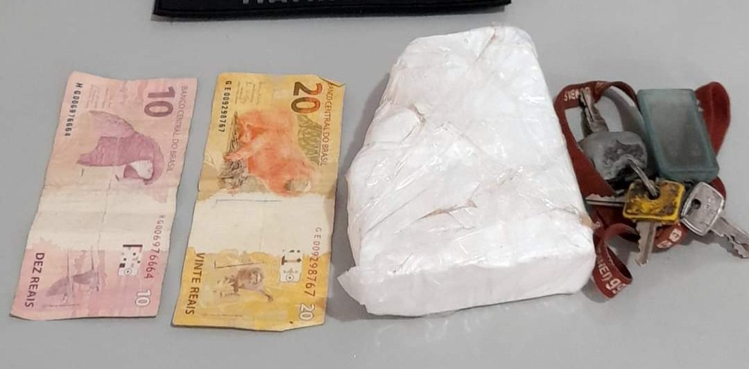 Motociclista cai em frente de viatura e é preso por tráfico