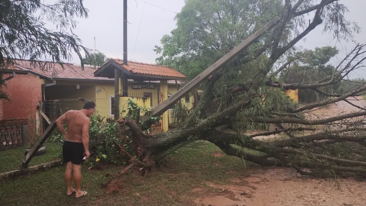 Temporal causa estragos no Rio Bonito e bairros da região