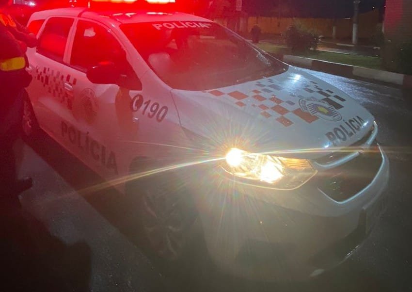 Casal desperta suspeita dentro de carro e é preso por tráfico