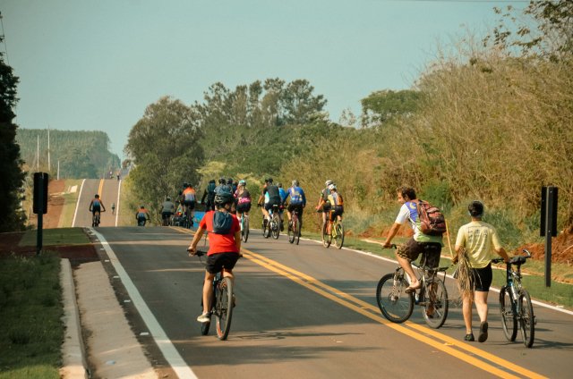Ciclistas fazem ato por melhorias em acesso à represa de Botucatu