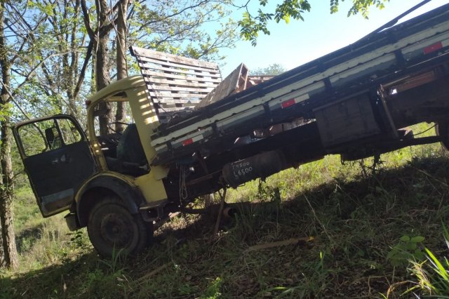 Motorista passa mal e caminhão bate contra árvore na Rondon