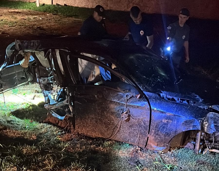 BMW aquaplana e acidente deixa um morto na SP255