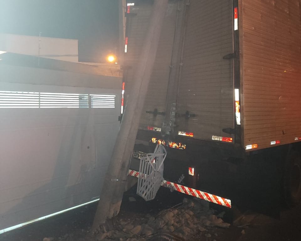 Botucatu: caminhão sem freio colide contra poste