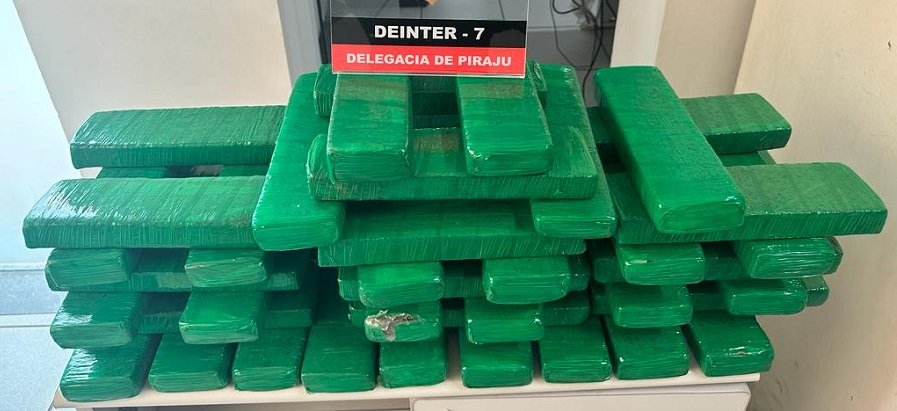 Polícia descobre 38 quilos de maconha escondidos em porta-malas de veículo