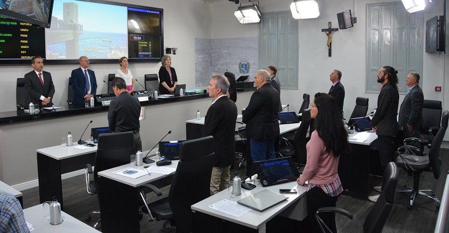 Vereadores aprovam pagamento de abono de R$ 5 mil a servidores da Câmara de Botucatu