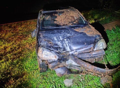 Motorista perde controle de direção e capota carro