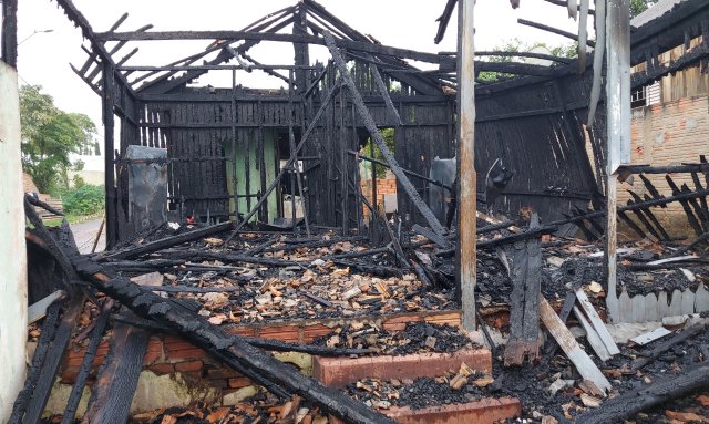 Incêndio destrói casa de madeira em Botucatu